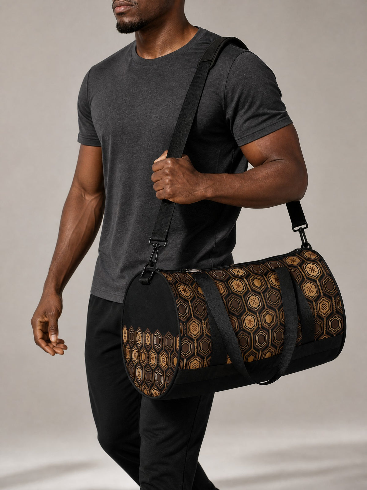 AnanseNova™ Gym Bag in Oji Black carried over the shoulder, showing 30 L scale