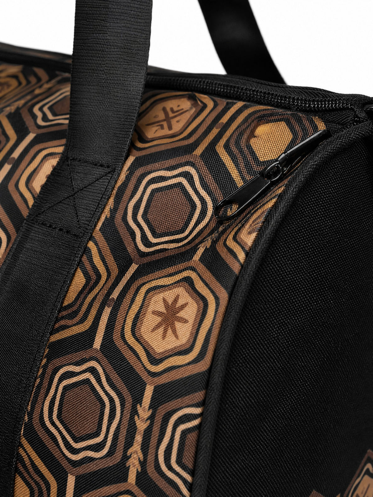 AnanseNova™ Gym Bag close-up of zip, T-piped seam and hexagon print