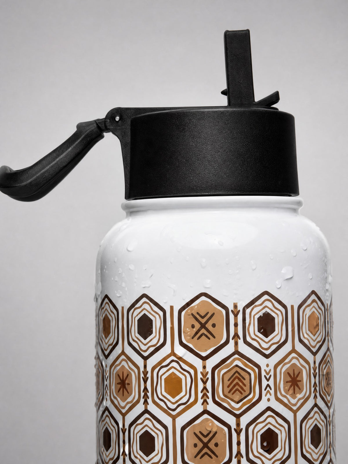 AnanseNova™ Water Bottle close-up of straw lid, rotating handle and hexagon print